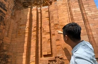 Tháp Chăm Khương Mỹ vừa trùng tu gạch đã mủn nát