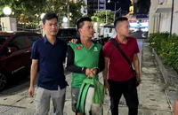 Mạ vàng nải chuối, nhánh cau để lừa đổi vàng thật của người dân