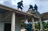 Dân quân giúp dân chằng chống nhà cửa ứng phó bão số 12