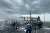 Xe tải cháy trơ khung trên cao tốc Đà Nẵng - Quảng Ngãi