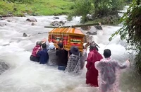Clip xót xa nhóm người khiêng quan tài băng qua dòng lũ dữ