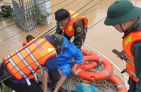 Bộ đội căng mình ứng cứu người dân vùng lũ