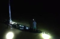 Hãi hùng cảnh người đàn ông ôm trụ điện, chới với giữa dòng lũ