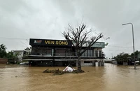Lũ đặc biệt lớn đang duy trì trên các sông ở Huế, Đà Nẵng, Quảng Ngãi
