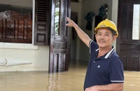 'Nước lên gần tới gác, tôi đã mở cửa sổ, lỡ có chuyện thì bò ra kêu hàng xóm'