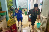 Nước rút, lực lượng vũ trang giúp dân dọn bùn trong đêm