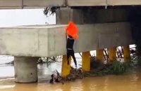 Khoảnh khắc nam thanh niên lao xuống sông cứu người 'đốn tim' cộng đồng mạng