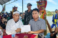 Báo Pháp Luật TP.HCM chia sẻ với gia đình nạn nhân nghèo tử vong trong bão số 13