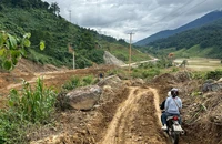 Hơn trăm ngàn m3 đất đá đổ xuống quốc lộ 14E, giao thông ách tắc