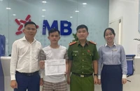 Thấy tài khoản 'ting ting' gần 500 triệu, thanh niên đến công an trình báo
