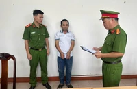 Cho rằng bạn nhậu trêu ghẹo chủ quán, người đàn ông lấy dao đâm bạn nhậu