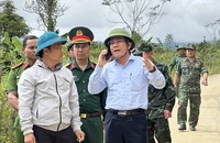 Tìm kiếm tung tích 3 nạn nhân nghi bị sạt lở vùi lấp: 'Vô cùng khó khăn'