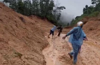 Clip nhóm người chết trong gang tấc khi sạt lở đổ xuống