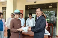 Báo Pháp Luật TP.HCM và bạn đọc mang hơn 1 tỉ đến vùng lũ, bà con mừng phát khóc