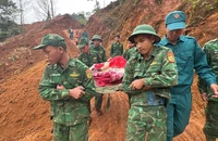 Khiêng sản phụ nguy cơ băng huyết vượt đường sạt lở đến cơ sở y tế