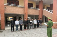 Mang hung khí tấn công nhầm người, 10 thanh niên bị khởi tố