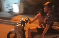 Thanh niên buông 2 tay, dùng chân lái xe máy