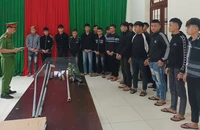 20 thanh thiếu niên mang hung khí chạy xe máy tìm người để đánh