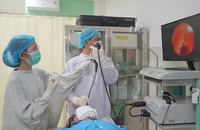 2 chiếc răng giả ở trong phổi người đàn ông 26 năm