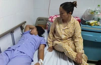 Vụ nữ sinh bị đánh hội đồng: Người mẹ đau xót, chết lặng khi xem clip