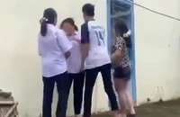 Nữ sinh lớp 8 bị đánh hội đồng