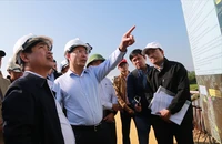 Ông Phạm Đức Ấn, Chủ tịch TP Đà Nẵng (chỉ tay) kiểm tra dự án cầu Văn Ly và đường dẫn. Ảnh: TN