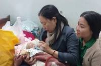 Bé trai được xã tạm giao cho người dân chăm sóc.