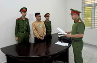 Công an tống đạt quyết định khởi tố đối với Dương. Ảnh: CA