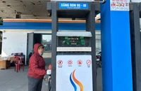 Tại phường Điện Bàn Đông, giá xăng RON95-III cao hơn phường Ngũ Hành Sơn 200 đồng/lít. Ảnh: TN
