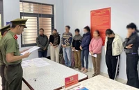 Công an tống đạt quyết định khởi tố. Ảnh: CA