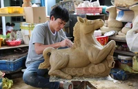 Nghệ nhân làm linh vật ngựa bằng gốm.