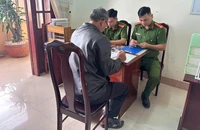 Ông V chia sẻ bài viết xuyên tạc công an, bị xử phạt 7,5 triệu đồng. Ảnh: CA