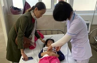 Cháu bé bị sốt cao may mắn được CSGT đưa đến bệnh viện cấp cứu kịp thời. Ảnh: CSGT