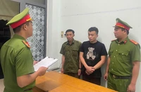 Công an đọc lệnh bắt khẩn cấp đối với Tấn. Ảnh: CA