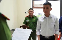 Cảnh sát bắt tạm giam Hoàng. Ảnh: CA