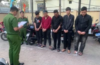 Công an đọc lệnh bắt ba bị can (bên trái). Ảnh: CA
