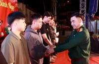 Tặng quà động viên thanh niên nhập ngũ năm 2026. Ảnh: ĐQ