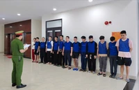 Công an bắt 13 người lừa đảo khi vừa nhập cảnh từ Campuchia vào Việt Nam. Ảnh: CA