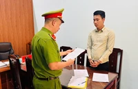 Công an bắt tạm giam bị can Long. Ảnh: CA