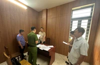 Tống đạt quyết định bắt tạm giam đối với ZHANG JUNHUA. Ảnh: CA