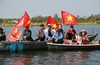 Người dân xem đua thuyền. Ảnh: TN