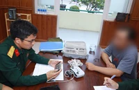 Bộ đội tạm giữ một flycam hoạt động trong khu vực cấm. Ảnh: QS