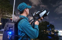 Quân sự dùng súng áp chế UAV xử lý triệt để tàu bay không người lái trái phép. Ảnh: QS
