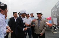 Phó Bí thư Thường trực Thành ủy Đà Nẵng Nguyễn Đình Vĩnh kiểm tra tại dự đường ven biển 129. Ảnh: TN