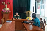 Lực lượng chức năng nhắc nhở du khách bay flycam trái phép. Ảnh: QS