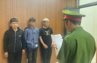 Công an đọc lệnh bắt nhóm thanh thiếu niên chặn xe, cướp tài sản của người đi đường. Ảnh: CA