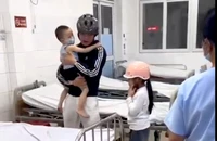 Cháu bé được CSGT chở đi cấp cứu.