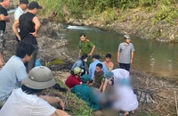 Người dân đưa các em lên bờ sơ cứu nhưng không qua khỏi. Ảnh: CTV