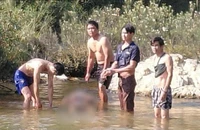 Người dân phát hiện thi thể nam thanh niên. Ảnh: FB