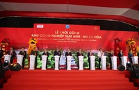 Nghi thức bấm nút khởi công dự án KCN 4.152 tỉ ở phía Nam TP Đà Nẵng. Ảnh: TN